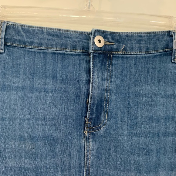 Denim skirt with stitching detail at the bottoms. Size 20W - Picture 3 of 5